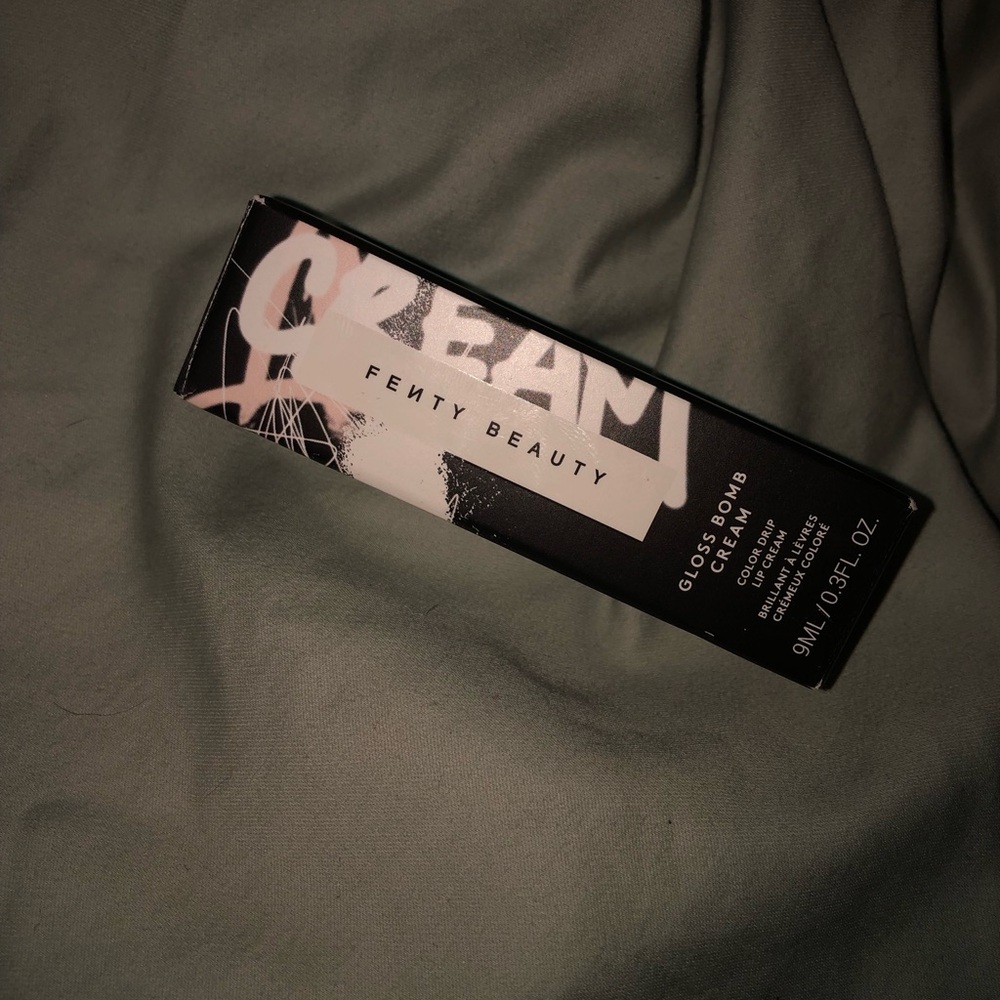 Fenty Beauty Gloss Bomb Cream in “Fenty Glow”02